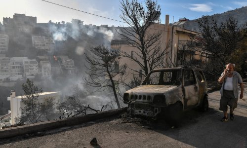 Požar blizu Atene, oštećene kuće i automobili