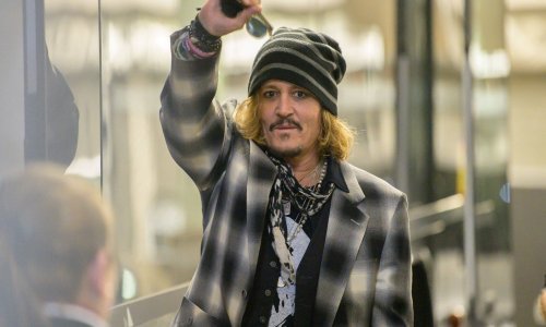 [FOTO/VIDEO] Johnny Depp nastupio u koncertnoj dvorani u Glasgowu, euforični fanovi ga dočekali povicima: Nevin, nevin!