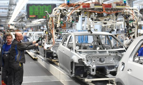 Auto industrija mlati ogroman novac u trenutku u kojem proizvodnja i prodaja padaju, kako to?