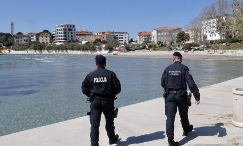 Razbojnici usred noći na plaži u Splitu prijetili turistima pištoljem i pokušali ih opljačkati