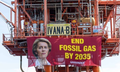 [FOTO]Greenpeace na plinskoj platformi Ivana B 'razvukao' transparent s Ursulom von der Leyen: Završimo s plinom u Europi do 2035. godine!