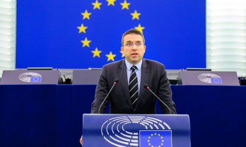 HDZ-ovac Sokol u Europskom parlamentu postavio pitanje o 'srpskom svetu', europski povjerenik: 'Koliko još idiota ima ovdje'