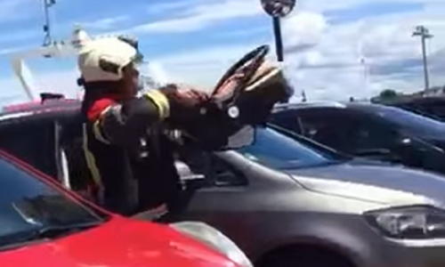 [VIDEO] Pogledajte trenutak u kojem su vatrogasci razbili staklo automobila i u zadnji čas spasili bebu u Umagu