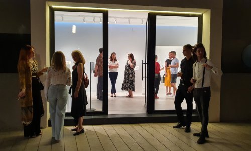 [FOTO] Pogledajte fascinantnu izložbu Antona Vrlića, kao osnovno umjetničko sredstvo koristio je staklo otpalo s pročelja zagrebačke galerije