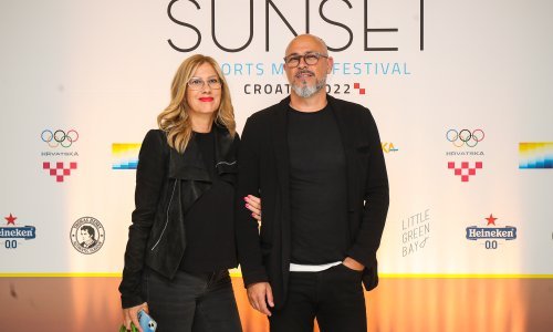 Modno usklađena Mirna Zidarić sa suprugom na festivalu: 
Njihova ljubavna priča jedna je od najduljih na javnoj sceni