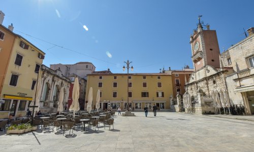 Muškarac u Zadru u dva navrata porazbijao prozore na Gradskoj vijećnici, ulovljen je