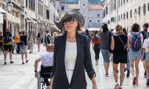 U šetnji Stradunom sa stilom: Đurđa Tedeschi u crno-bijelom izdanju nije mogla proći nezamijećeno