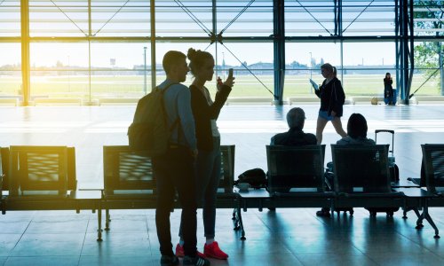 SAD ukida testiranje na covid za putnike koji dolaze zrakoplovom