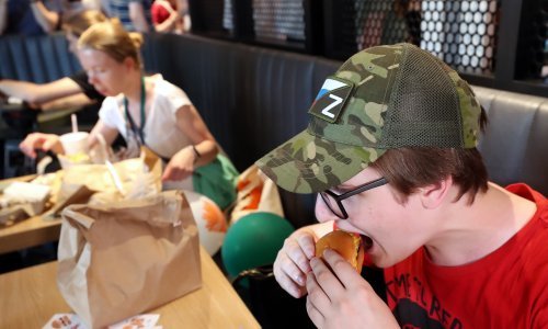 [FOTO/VIDEO] Umjesto McDonaldsa: Rusi u redovima čekali otvaranje domaćeg lanca brze prehrane, evo kako se zove