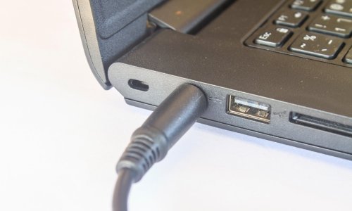Vječna dilema: Treba li laptop ostati stalno uključen u struju?
