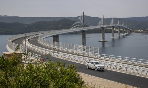 Poznato je službeno ime Pelješkog mosta, prilikom imenovanja poštivala se uobičajena praksa