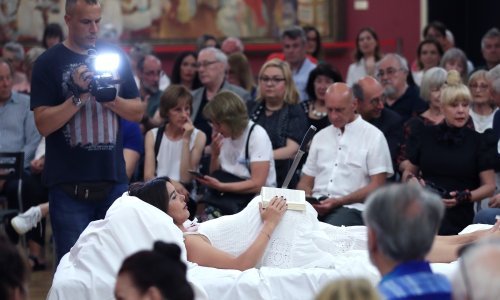 [FOTO] Dimitrije Popović predstavio novu knjigu 'Kratak život odrubljene glave', promociju je začinio performansom