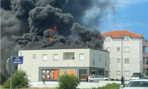 [VIDEO] Vatrena buktinja iznad Kaštel Štafilića, čula se eksplozija, ima i ozlijeđenih, brza reakcija vatrogasaca spriječila veću štetu