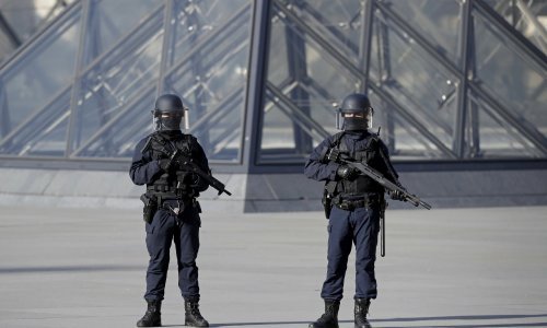 Zbog dojave o bombi evakuirano područje oko muzeja Louvre gdje se očekuje kandidat Macron