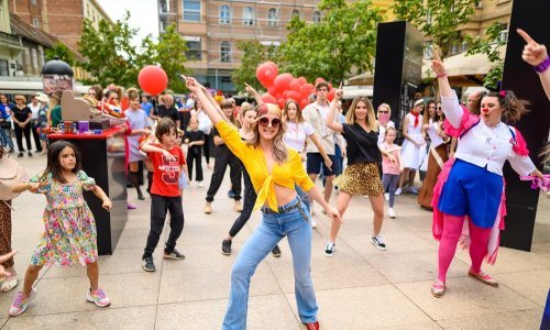 Flash mobom, donacijom i nagradnom igrom Konzum nastavio s proslavom 65 godina