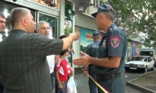 Napadači zauzeli policijsku postaju i traže Armence da iziđu na ulice