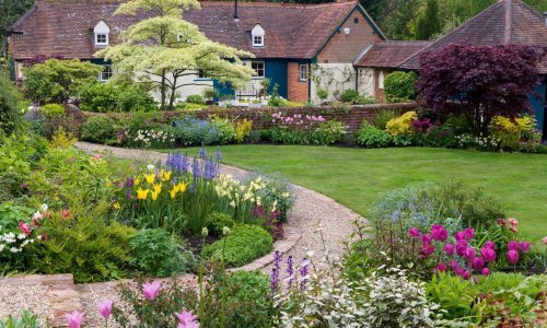 Tajne uspješnih vrtlara: Kako bi vrt rastao i cvao u punom sjaju, ovo su ključni poslovi koje treba napraviti početkom ljeta