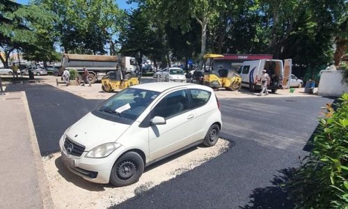 Kakav apsurd: Pogledajte kako su u Novigradu riješili problem parkiranog automobila dok je u tijeku asfaltiranje