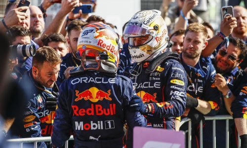 Ovo nije uobičajeno; nakon dvostrukog slavlja na VN Azerbajdžana u Red Bullu pokrenuli istragu u vlastitoj momčadi