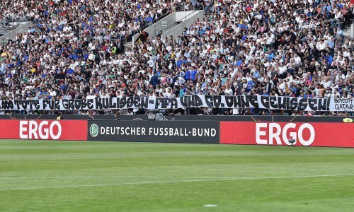 Za vrijeme utakmice Njemačke i Italije na tribinama se pojavio transparent koji teško optužuje Fifu, ali i cijelo društvo: Nemate savjesti