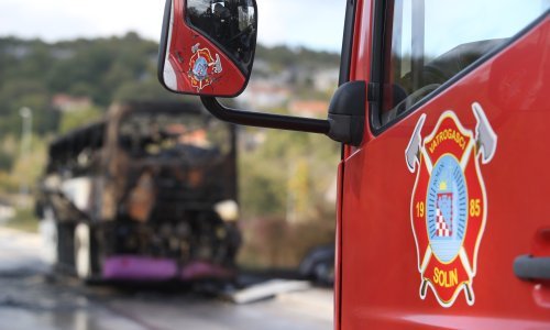 Zapalio se autobus kod Imotskog, prevozio djecu na izlet