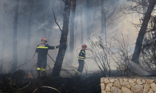 Gori na miniranom području nekadašnje raketne baze u Žrnovnici