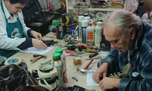 Radili su za Armanija, Pradu i Manola Blahnika: Zagrebački obrt odolijeva masovnom uvozu i jeftinoj robi više od 40 godina, a zbog društvenih mreža pod navalom je mladih klijenata