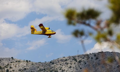 [FOTO] Još uvijek gori požar u bivšoj raketnoj bazi u Žrnovnici