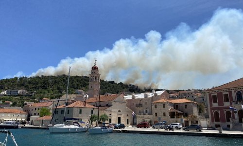Požar na Braču pod kontrolom, na Hvaru lokaliziran
