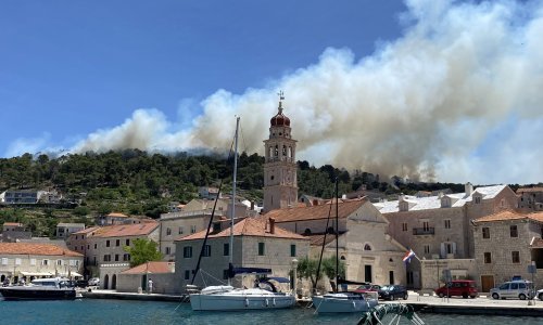 [FOTO] Vatrogasci se bore s požarima na Braču i Hvaru, izgorjela jedna štala, uključio se i kanader: 'Svako malo nam vatra probija'