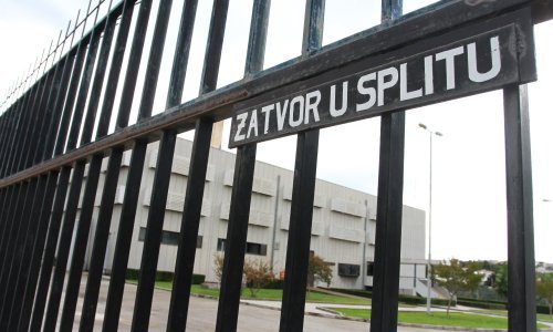 Švedska manekenka koja je uzurpirala otok završila svoju odiseju u splitskom zatvoru, svjedoci tvrde da je spopadala ljude u Bauhausu