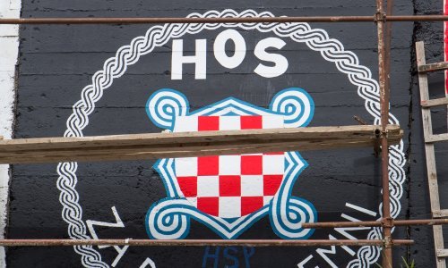 Antifašisti kritizirali oznake HOS-a i ukrajinske pukovnije AZOV koje su zajednički istaknute u Karlovcu