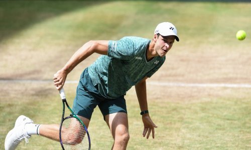 Poljak je za samo 63 minute igre u finalu Hallea pomeo prvog tenisača svijeta; Rusu nikako ne 'ne leži' trava...