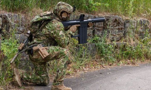 [VIDEO/FOTO] Predstavljen prvi ručni automatski bacač granata koji funkcionira poput jurišne puške, a poželio bi ga i Rambo, pogledajte detalje