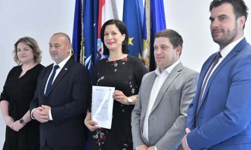 [FOTO] U Petrinji uručeno 10 ugovora za cestovnu infrastrukturu, vrijednih 176 milijuna kuna