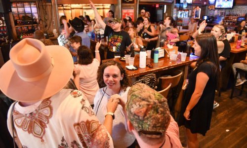 Grad kafićima zabranio puštanje cajki i neprimjerene glazbe, može samo 'primjerena tradicijska i zabavna glazba'