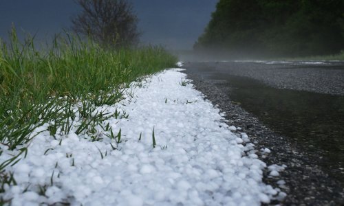 Tuča i grmljavina pogodili su Gospić: 'Ljudi su jurili da sklone vozila'