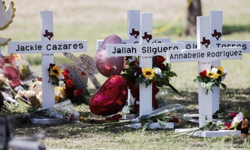 Masakr u školi u Teksasu mogao se spriječiti: 'Policajci su mogli neutralizirati napadača nakon tri minute. Jedan sat, 14 minuta i 8 sekundi, toliko su djeca i učitelji čekali u sobi 111 da ih se spasi'