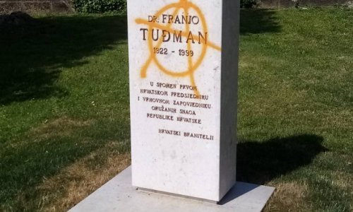 Vandalizam: Netko je išarao spomen obilježje Franji Tuđmanu otkriveno na Dan Državnosti