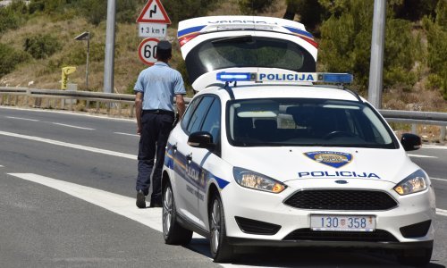 Teška prometna na Dalmatini, dva automobila na krovu