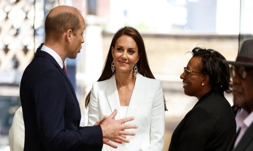 Bijelo odijelo Kate Middleton koje ističe njezinu vitku figuru svaka ljubiteljica poslovne elegancije bi voljela imati u svom ormaru