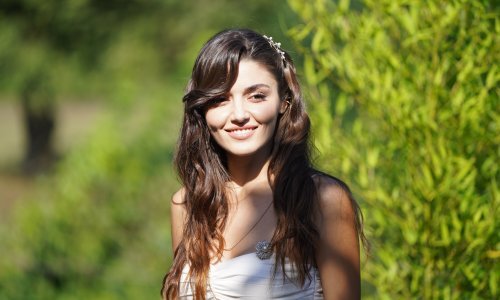 Slavna Turkinja u koju se zagledao Brad Pitt ima novog dečka i već s njim proživljava krizu