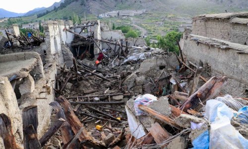 [FOTO] Spasioci pokušavaju doći do zatrpanih nakon stravičnog potresa koji je pogodio Afganistan