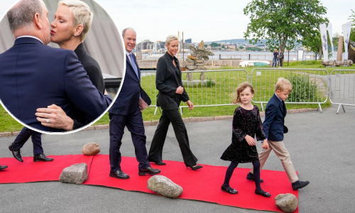 Poljubac je pao unatoč pogledima i pobio sve glasine o krizi: Princ Albert i princeza Charlene s preslatkim blizancima na prvom obiteljskom putovanju