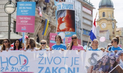 [FOTO] Održan 'Hod za život, obitelj i Hrvatsku' na riječkom Korzu, došlo 200 ljudi
