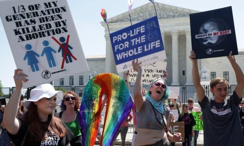 Vatikan ima poruku za aktiviste protiv pobačaja u SAD-u: 'Biti za život uvijek znači i braniti ga od prijetnje vatrenim oružjem'