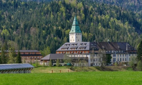 Ovo je dvorac u Alpama u kojem su se zabarikadirali čelnici G7. Usaglasili su zabranu uvoza zlata iz Rusije