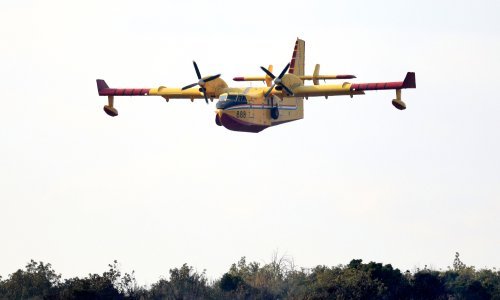 Planula vatra između vjetrenjača kod Ervenika; požar gase kanaderi