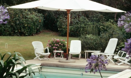 Izluđuju vas mrlje na bijelom plastičnom vrtnom namještaju? Ove trikove ćete obožavati