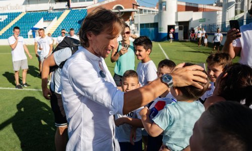 [FOTO] Luka Modrić se družio s mladim nogometašima Zadra, kluba u kojem je počeo karijeru, a sve je oduševio natpisom na majici